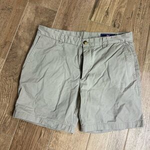 Men’s 34 vineyard vines shorts - color khaki